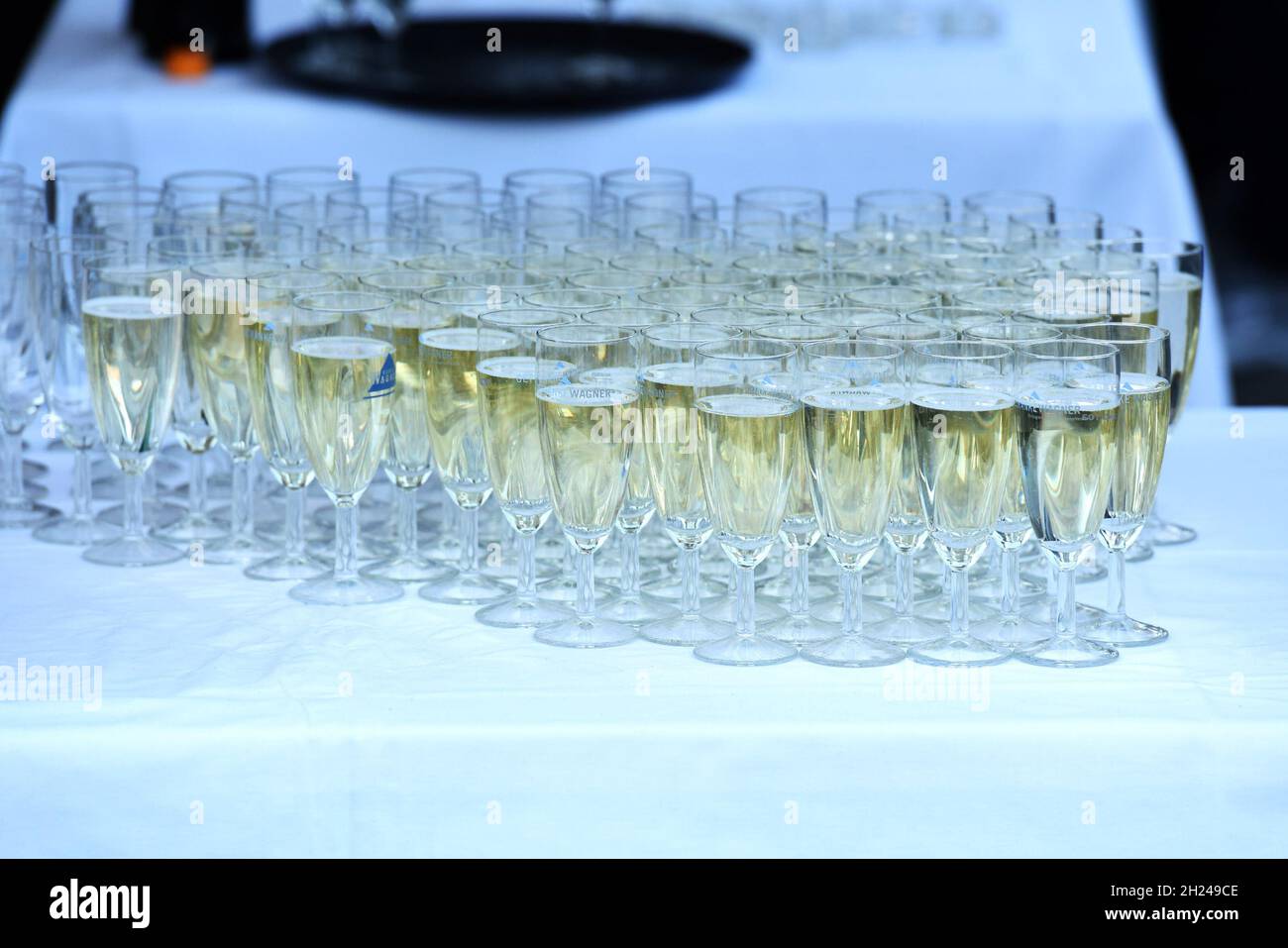 Viele gefüllte Sektgläser bei einer Feier - molti bicchieri di champagne ripieni in occasione di una festa Foto Stock