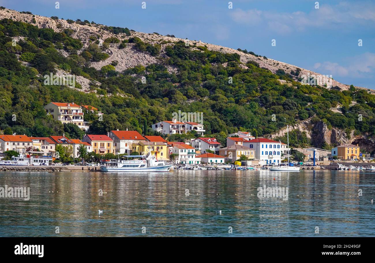 La piccola località turistica di Baska, Baška sull'isola di Krk, Croazia Foto Stock