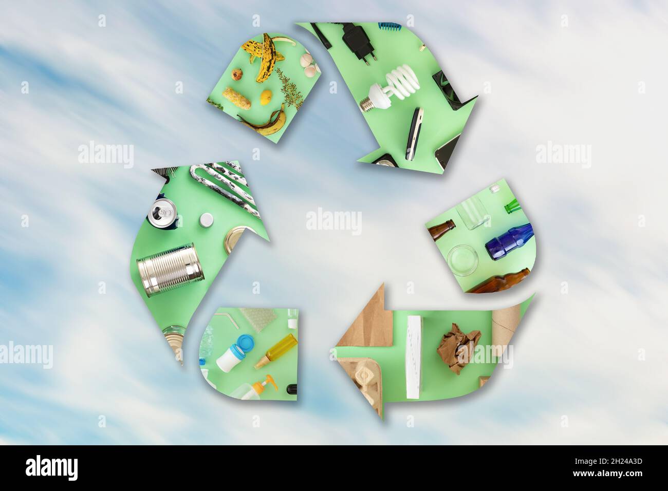 Icona di riciclaggio scherzata di erbe in primo piano. Simbolo del concetto di zero rifiuti. Foto Stock