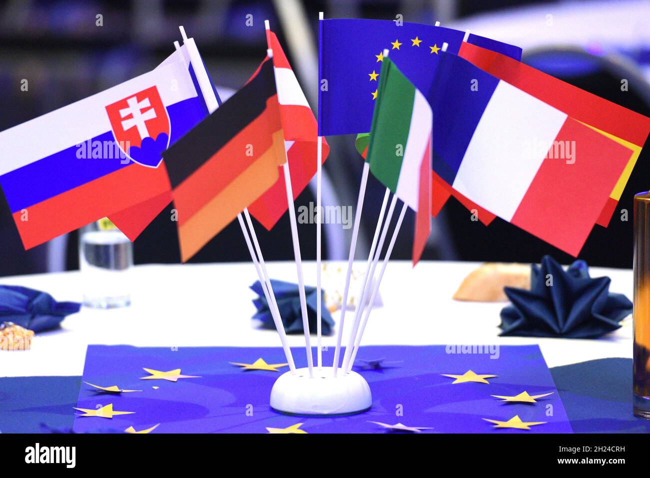 Einige Fähnchen von EU-Mitgliedsstaaten auf einem Tisch - alcune bandiere di stati membri dell'UE su un tavolo Foto Stock