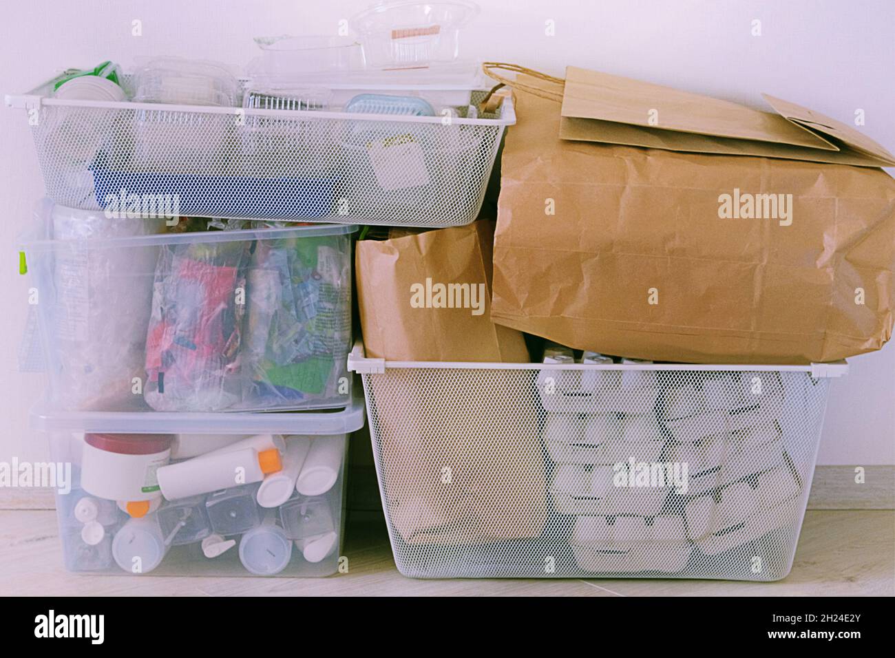 Rifiuti vari per il riciclaggio. Plastica, carta, cartone e metallo preparati per il riciclaggio. Rifiuti da riciclare. Rifiuti per il riciclaggio e ridurre l'ecologia Foto Stock