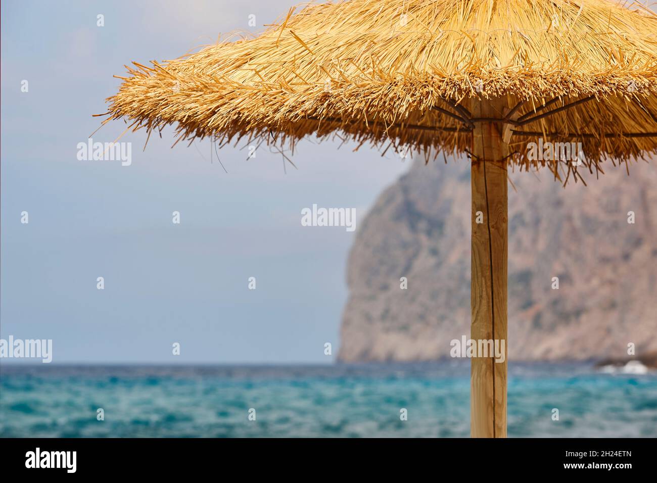 Ombrello ecologico sulla costa mediterranea. Isola di Maiorca. Spagna Foto Stock