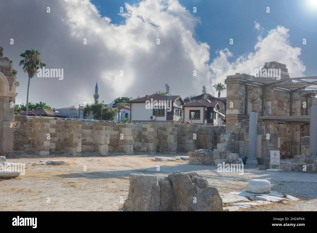 Resti dell'antico Tempio di Atena in lato. Antalya Turchia. Luce del sole mattutina. Rovine selettive del fuoco Foto Stock
