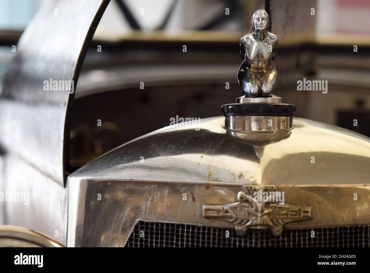 Die Kühlerfigiur eines historischen Austro-Daimler Fahrzeugs im Museum fahr(t)raum a Mattsee, Österreich, Europa - il radiatore figura di uno storico Foto Stock