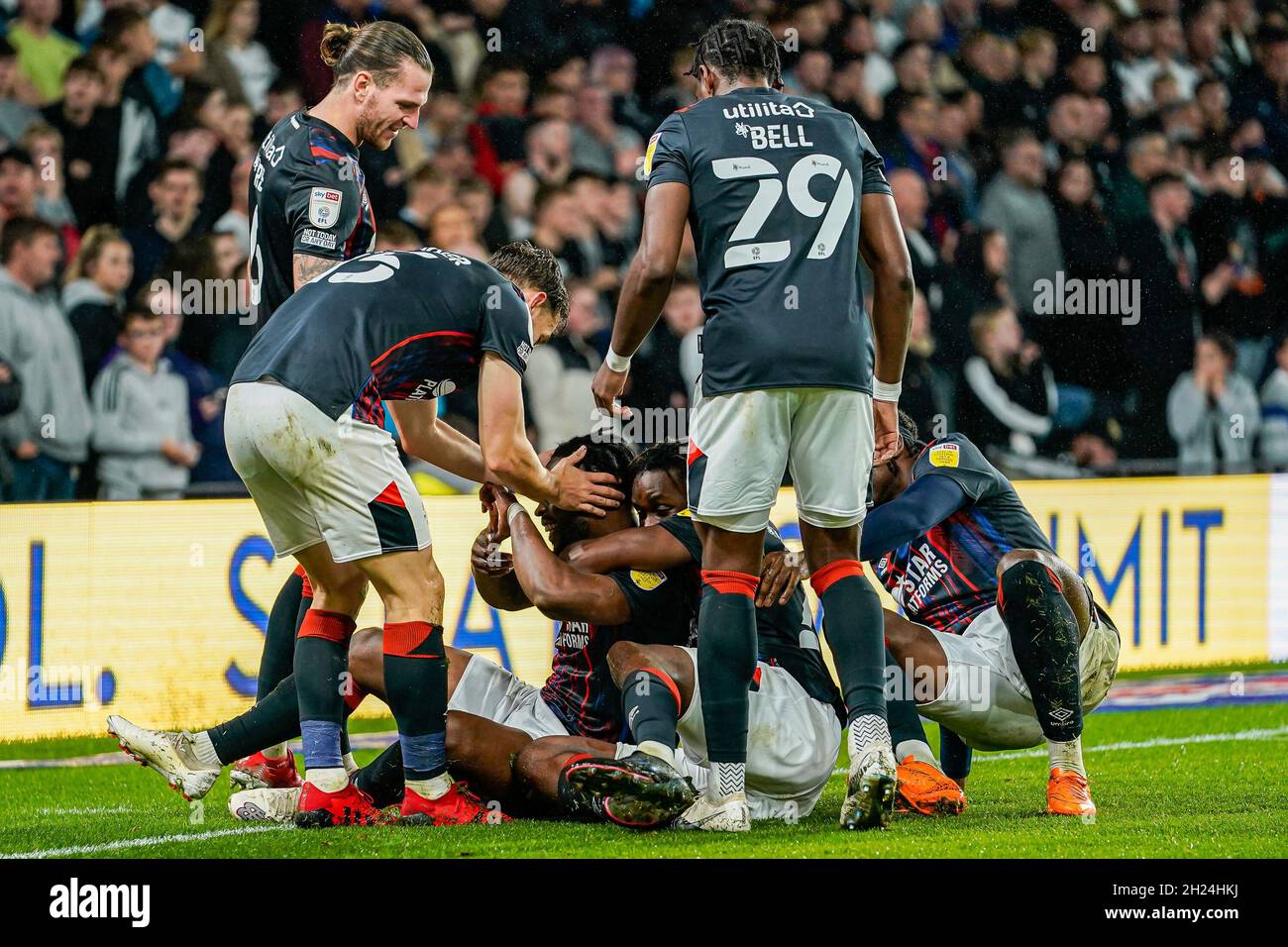 Derby, Regno Unito. 25 giugno 2021. Fred Onyedinma (24) di Luton Town (centro) festeggia dopo aver ottenuto il primo goal della sua squadra durante la partita del campionato Sky Bet tra Derby County e Luton Town all'iPro Stadium di Derby, Inghilterra, il 19 ottobre 2021. Foto di David Horn. Credit: Prime Media Images/Alamy Live News Foto Stock