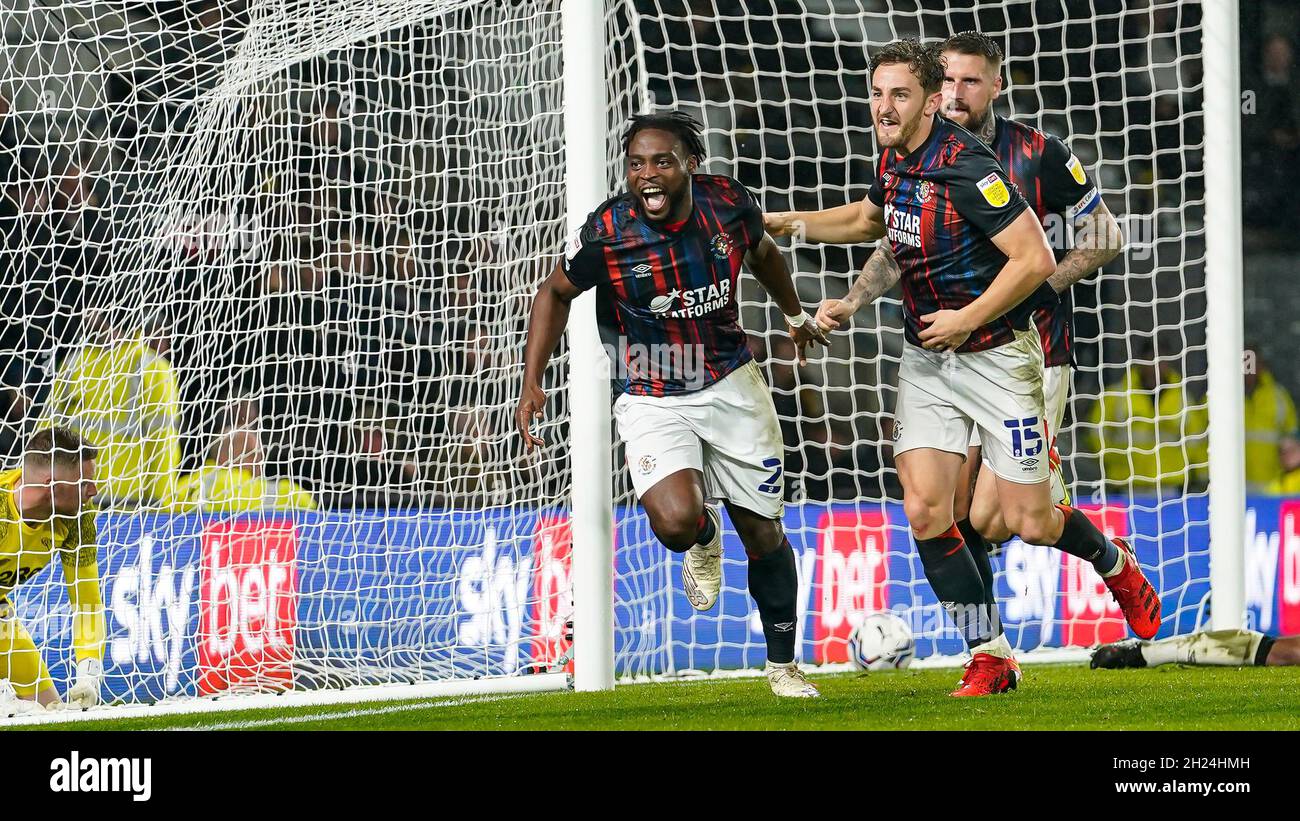 Derby, Regno Unito. 25 giugno 2021. Fred Onyedinma (24) di Luton Town festeggia dopo aver ottenuto il primo goal della sua squadra durante la partita del Campionato Sky Bet tra Derby County e Luton Town all'iPro Stadium di Derby, Inghilterra, il 19 ottobre 2021. Foto di David Horn. Credit: Prime Media Images/Alamy Live News Foto Stock