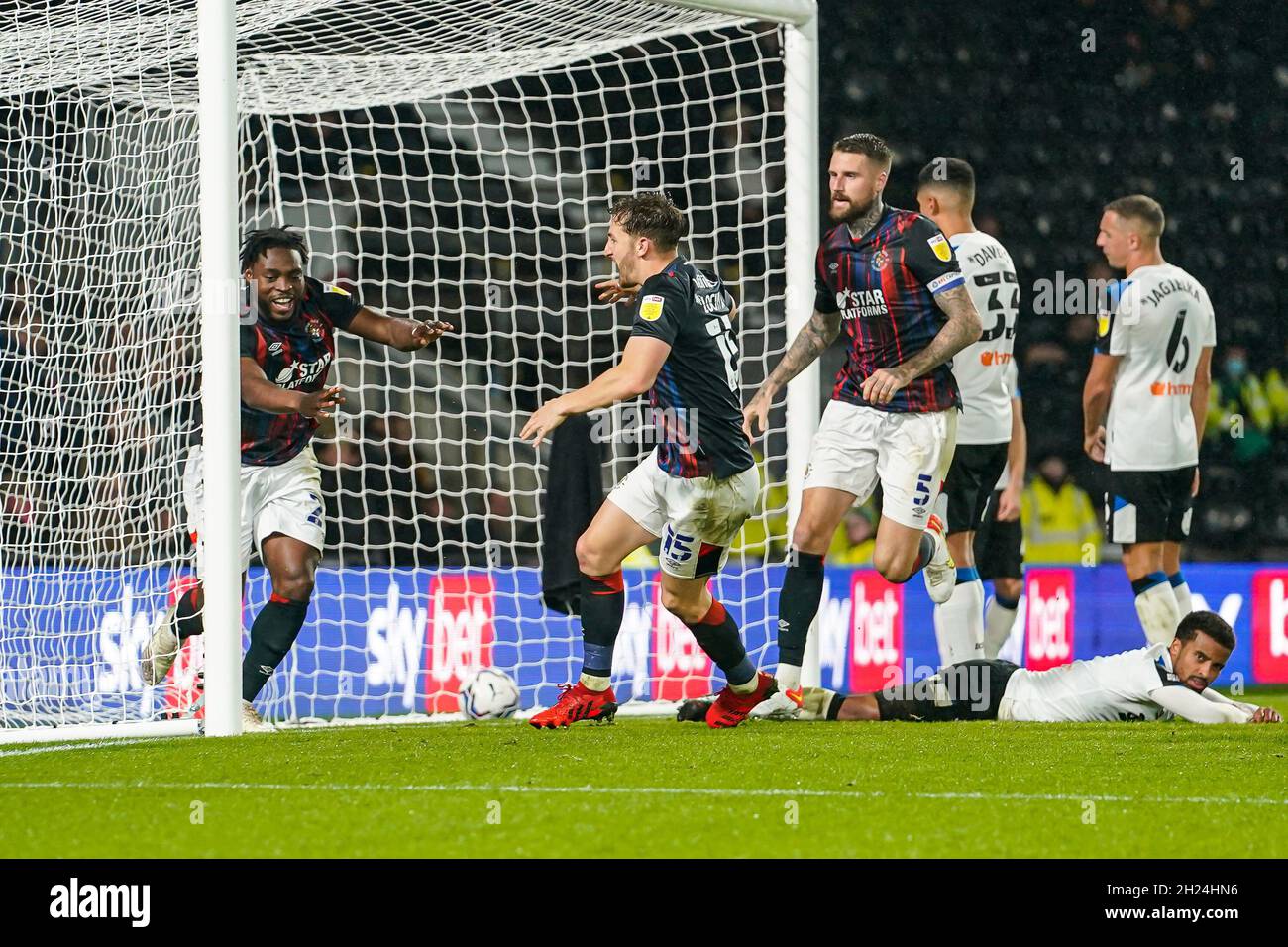 Derby, Regno Unito. 25 giugno 2021. Fred Onyedinma (24) di Luton Town festeggia dopo aver ottenuto il primo goal della sua squadra durante la partita del Campionato Sky Bet tra Derby County e Luton Town all'iPro Stadium di Derby, Inghilterra, il 19 ottobre 2021. Foto di David Horn. Credit: Prime Media Images/Alamy Live News Foto Stock