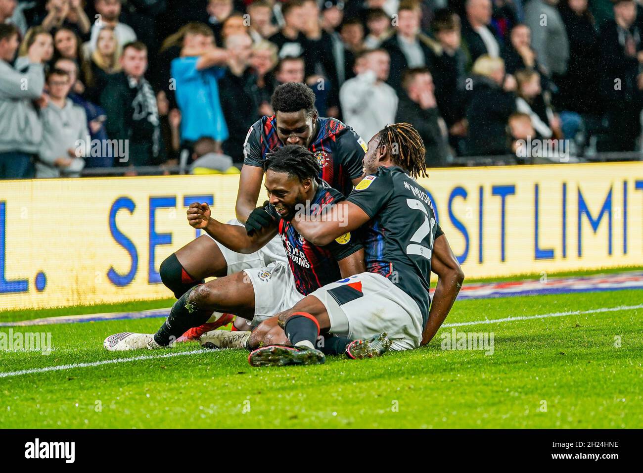 Derby, Regno Unito. 25 giugno 2021. Fred Onyedinma (24) di Luton Town (centro) festeggia dopo aver ottenuto il primo goal della sua squadra durante la partita del campionato Sky Bet tra Derby County e Luton Town all'iPro Stadium di Derby, Inghilterra, il 19 ottobre 2021. Foto di David Horn. Credit: Prime Media Images/Alamy Live News Foto Stock