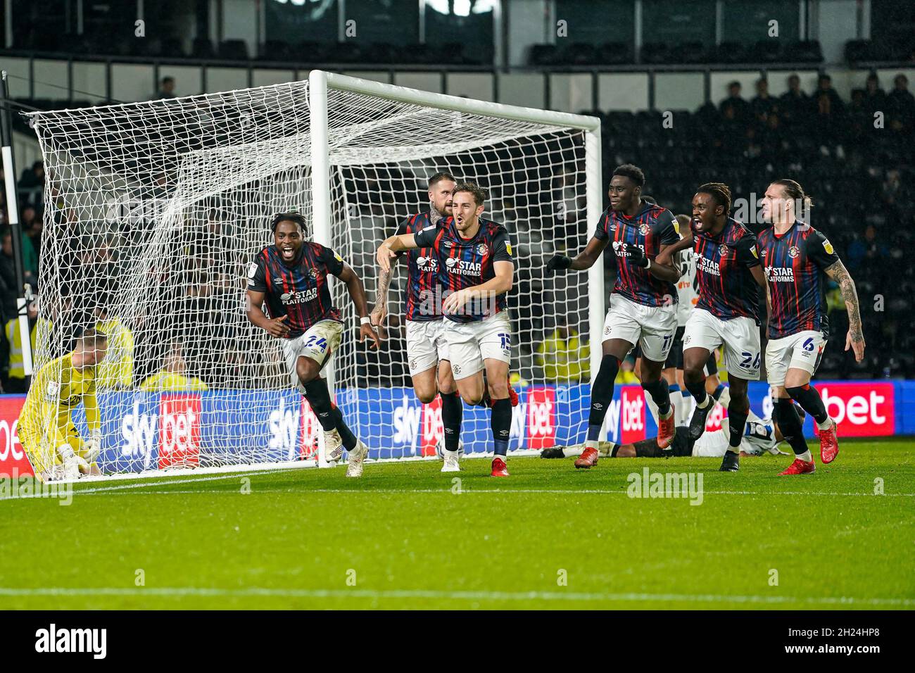 Derby, Regno Unito. 25 giugno 2021. Fred Onyedinma (24) di Luton Town festeggia dopo aver ottenuto il primo goal della sua squadra durante la partita del Campionato Sky Bet tra Derby County e Luton Town all'iPro Stadium di Derby, Inghilterra, il 19 ottobre 2021. Foto di David Horn. Credit: Prime Media Images/Alamy Live News Foto Stock