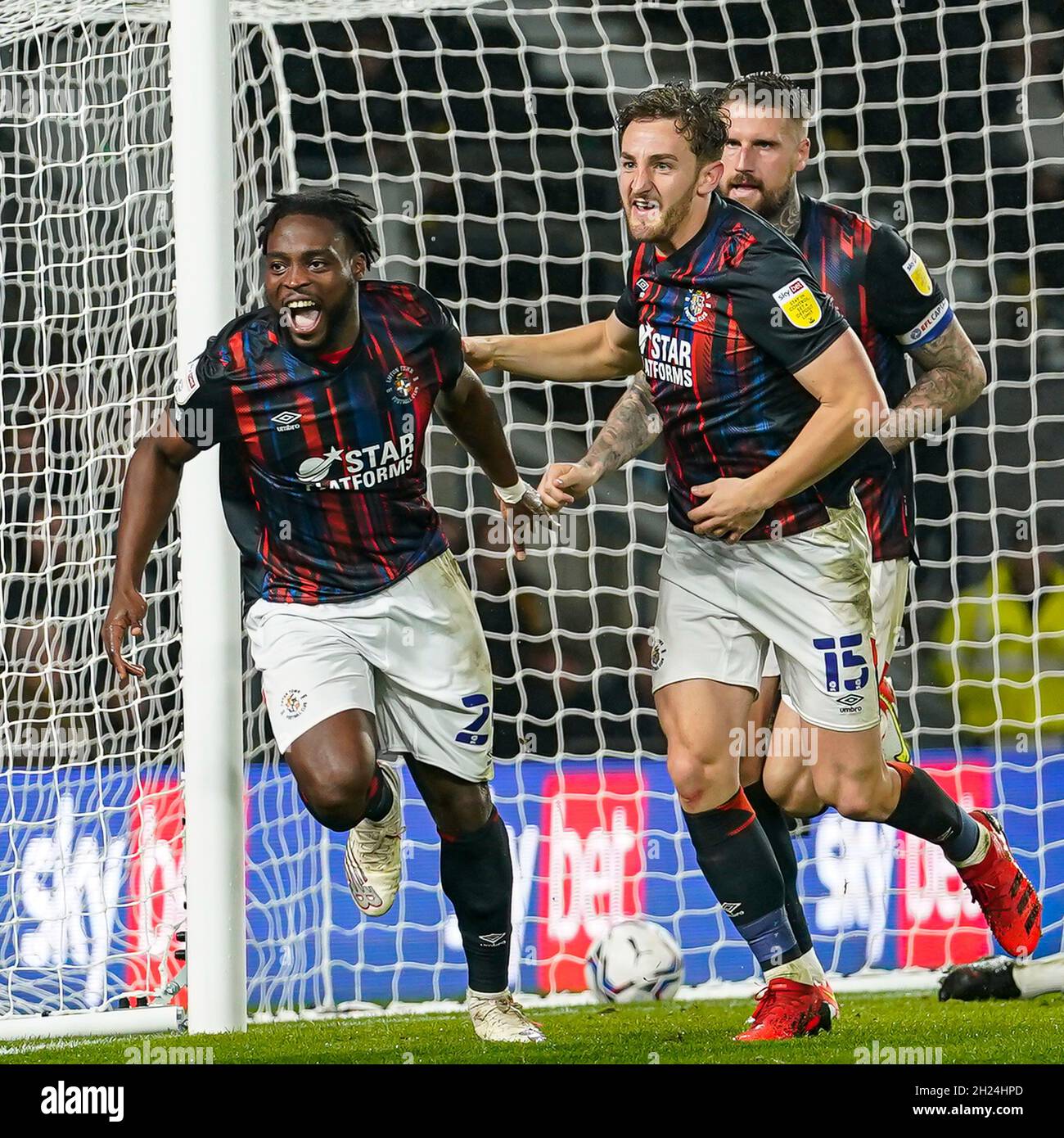 Derby, Regno Unito. 25 giugno 2021. Fred Onyedinma (24) di Luton Town festeggia dopo aver ottenuto il primo goal della sua squadra durante la partita del Campionato Sky Bet tra Derby County e Luton Town all'iPro Stadium di Derby, Inghilterra, il 19 ottobre 2021. Foto di David Horn. Credit: Prime Media Images/Alamy Live News Foto Stock
