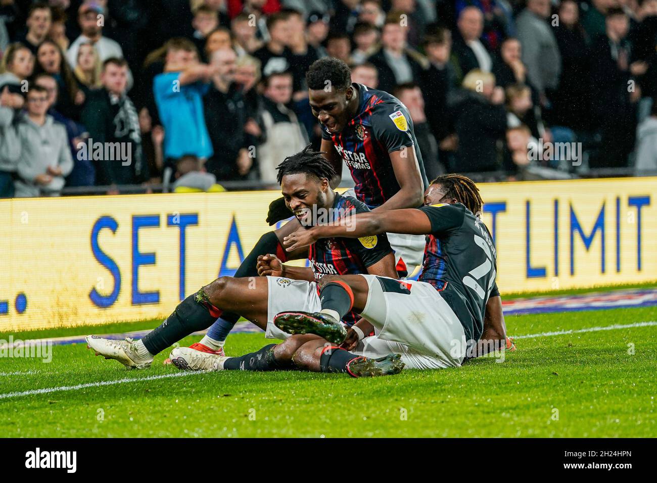 Derby, Regno Unito. 25 giugno 2021. Fred Onyedinma (24) di Luton Town (centro) festeggia dopo aver ottenuto il primo goal della sua squadra durante la partita del campionato Sky Bet tra Derby County e Luton Town all'iPro Stadium di Derby, Inghilterra, il 19 ottobre 2021. Foto di David Horn. Credit: Prime Media Images/Alamy Live News Foto Stock