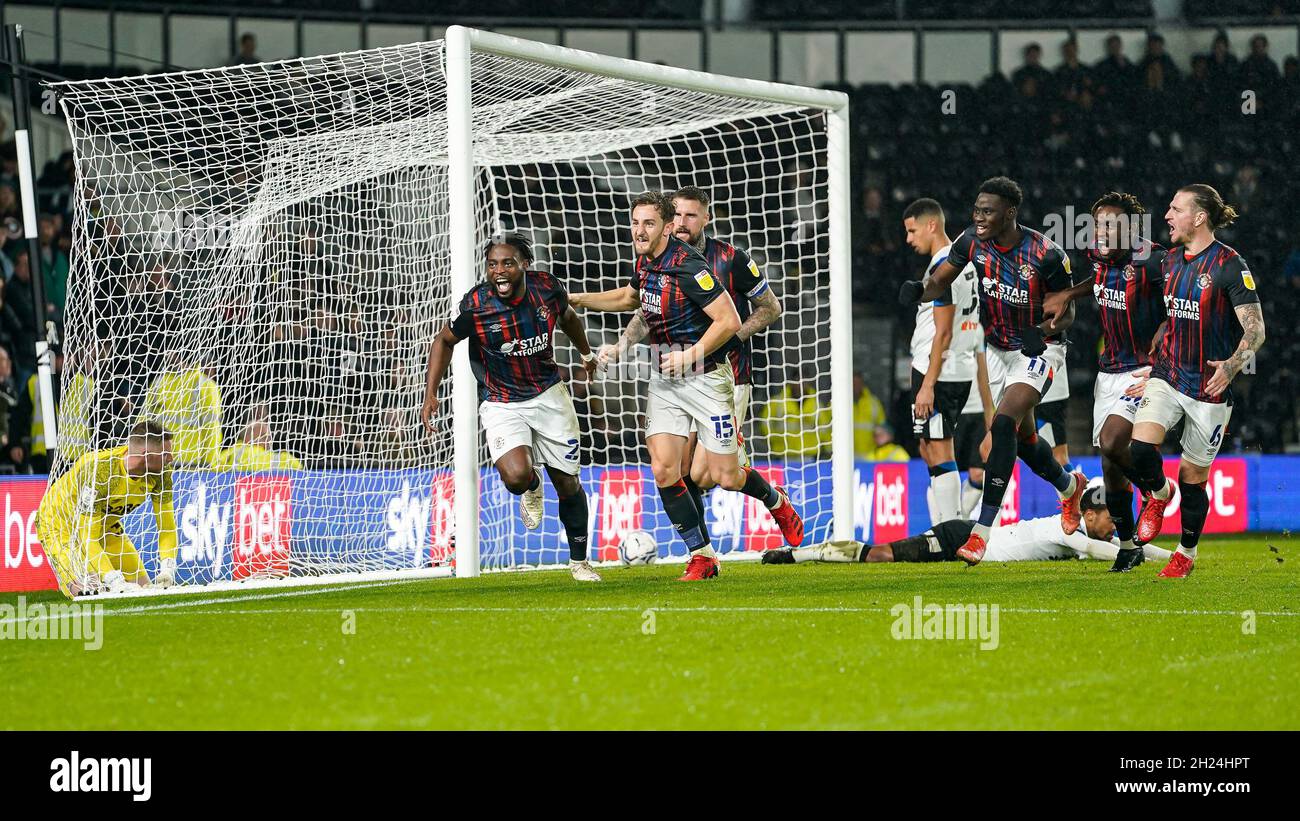 Derby, Regno Unito. 25 giugno 2021. Fred Onyedinma (24) di Luton Town festeggia dopo aver ottenuto il primo goal della sua squadra durante la partita del Campionato Sky Bet tra Derby County e Luton Town all'iPro Stadium di Derby, Inghilterra, il 19 ottobre 2021. Foto di David Horn. Credit: Prime Media Images/Alamy Live News Foto Stock