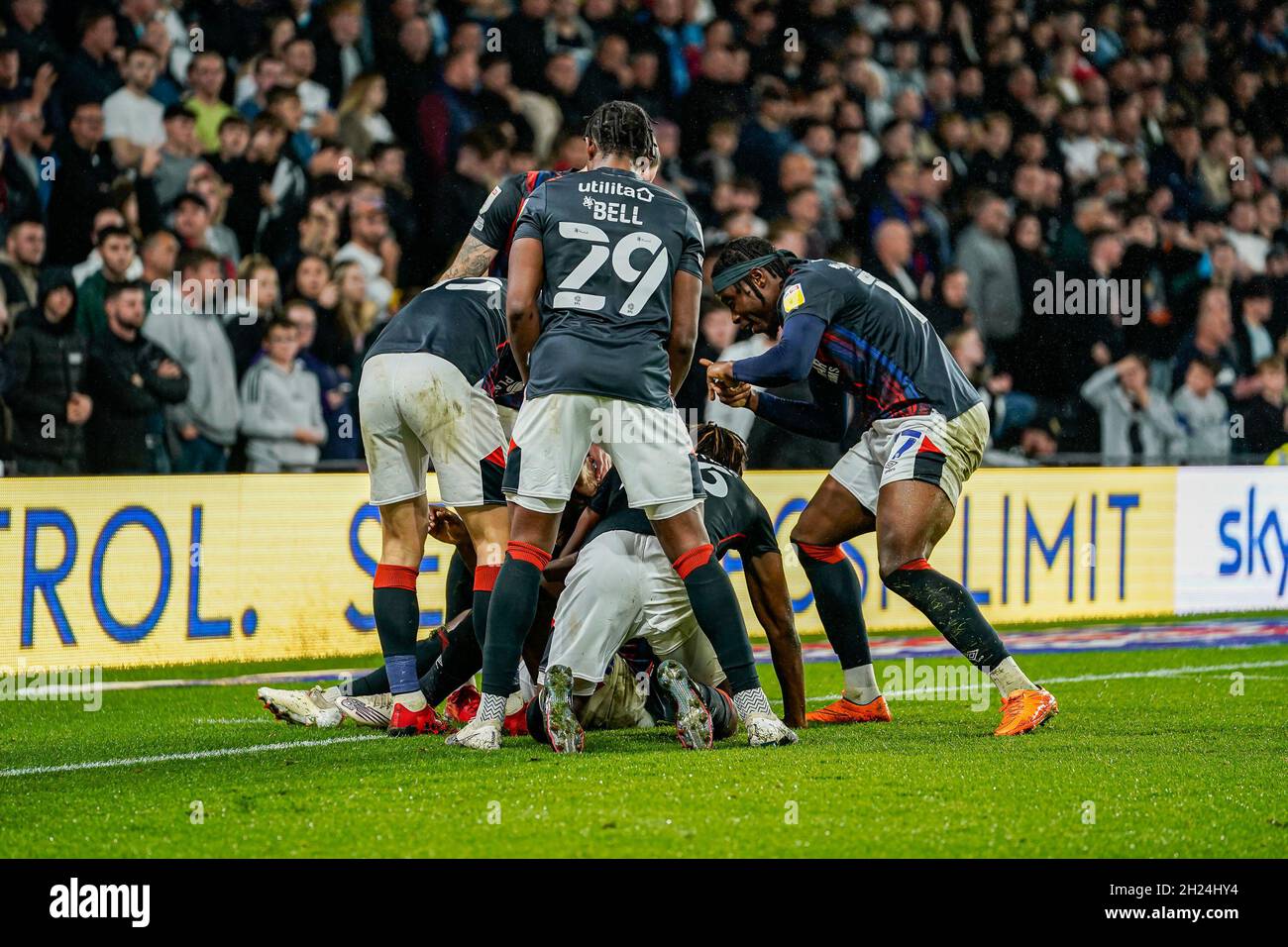 Derby, Regno Unito. 25 giugno 2021. Fred Onyedinma (24) di Luton Town (centro) festeggia dopo aver ottenuto il primo goal della sua squadra durante la partita del campionato Sky Bet tra Derby County e Luton Town all'iPro Stadium di Derby, Inghilterra, il 19 ottobre 2021. Foto di David Horn. Credit: Prime Media Images/Alamy Live News Foto Stock