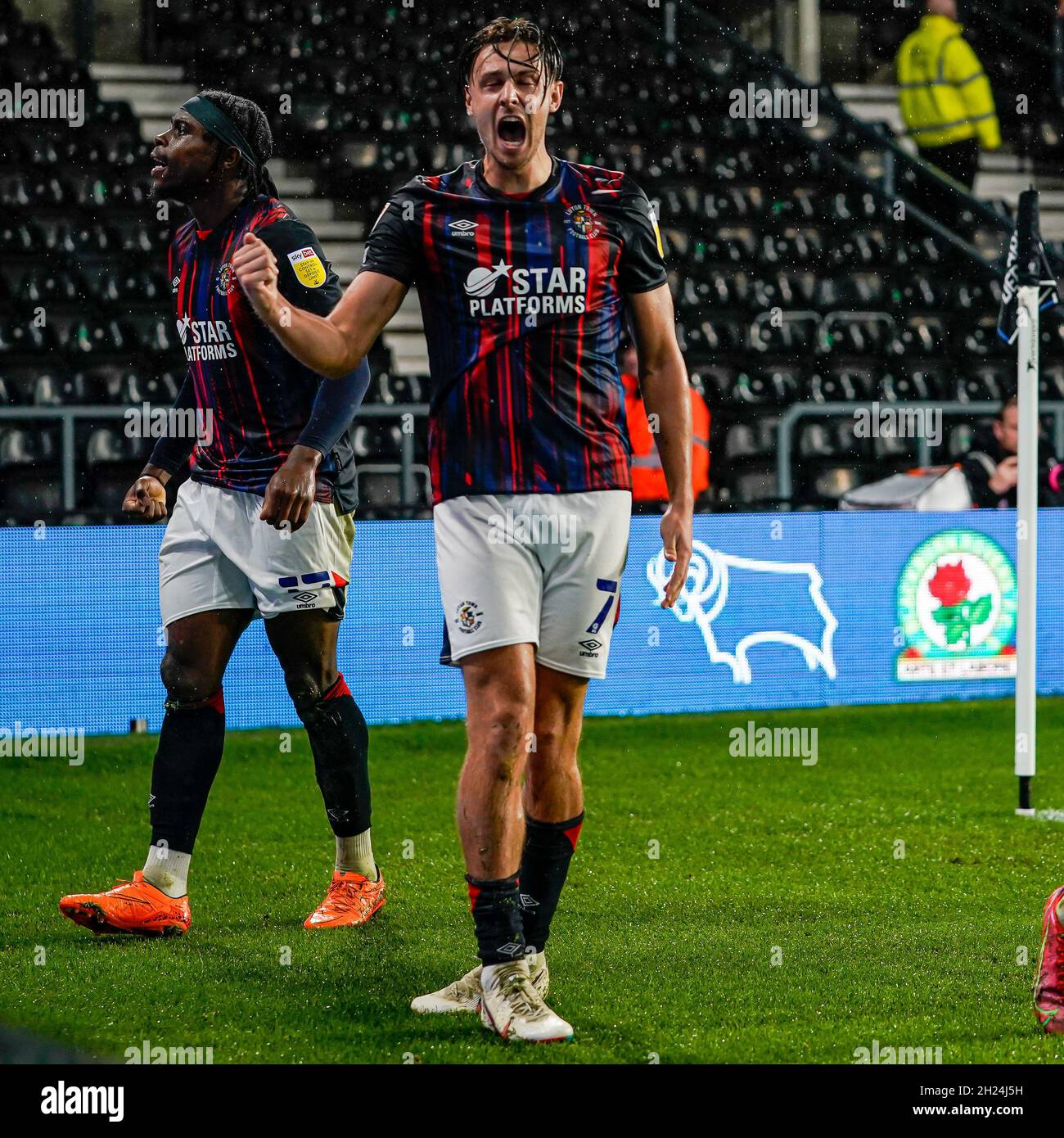 Derby, Regno Unito. 25 giugno 2021. Harry Cornick (7) di Luton Town celebra il primo goal della sua squadra durante la partita del campionato Sky Bet tra Derby County e Luton Town all'iPro Stadium di Derby, Inghilterra, il 19 ottobre 2021. Foto di David Horn. Credit: Prime Media Images/Alamy Live News Foto Stock