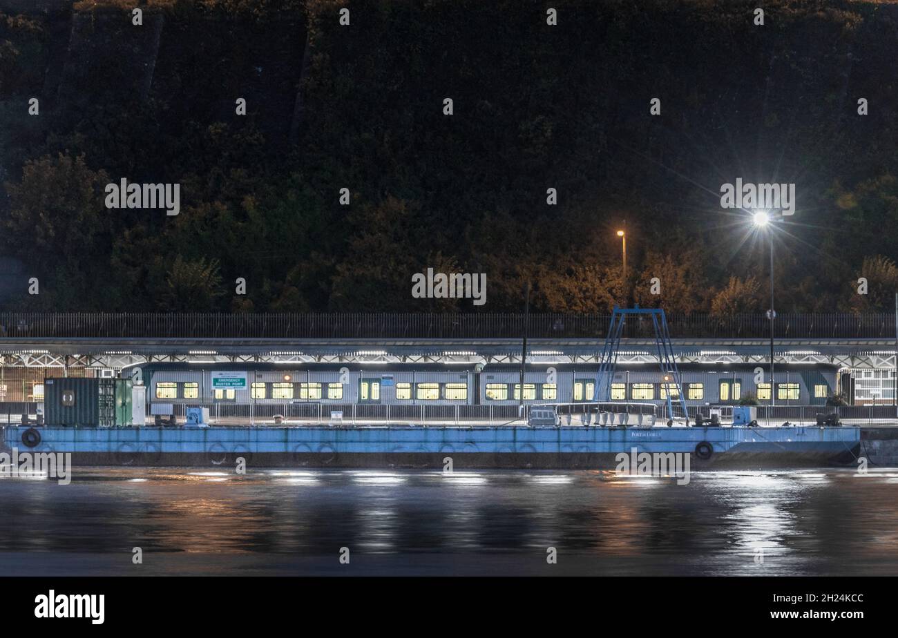 Cobh, Cork, Irlanda. 20 Ottobre 2021. Un treno pendolari di prima mattina attende la partenza per la città presso la stazione ferroviaria sul lungomare di Cobh, Co. Cork, Irlanda. - Foto; David Creedon / Alamy Live News Foto Stock