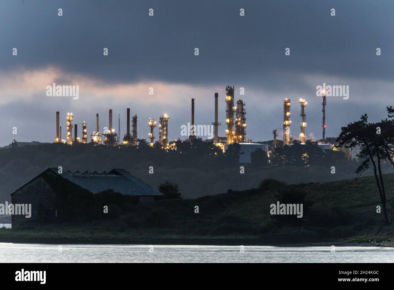 WhiteGate, Cork, Irlanda. 20 Ottobre 2021. Le torri di distillazione della raffineria di petrolio illuminano intorno al porto durante l'ora blu a WhiteGate Co. Cork, Irlanda. - Foto; David Creedon / Alamy Live News Foto Stock