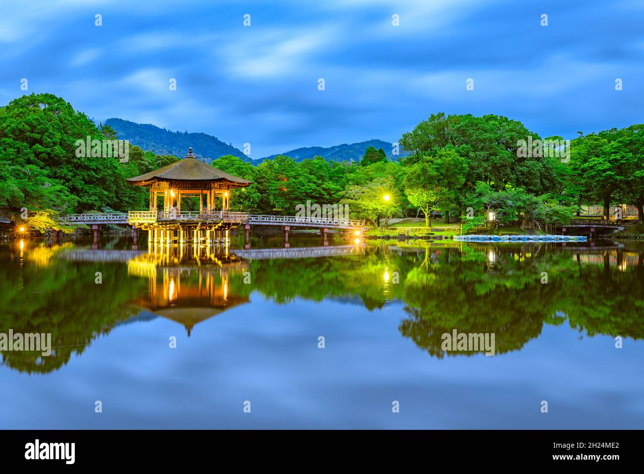 Sera si illumina il Padiglione Ukimido a Nara Park, Giappone. Foto Stock
