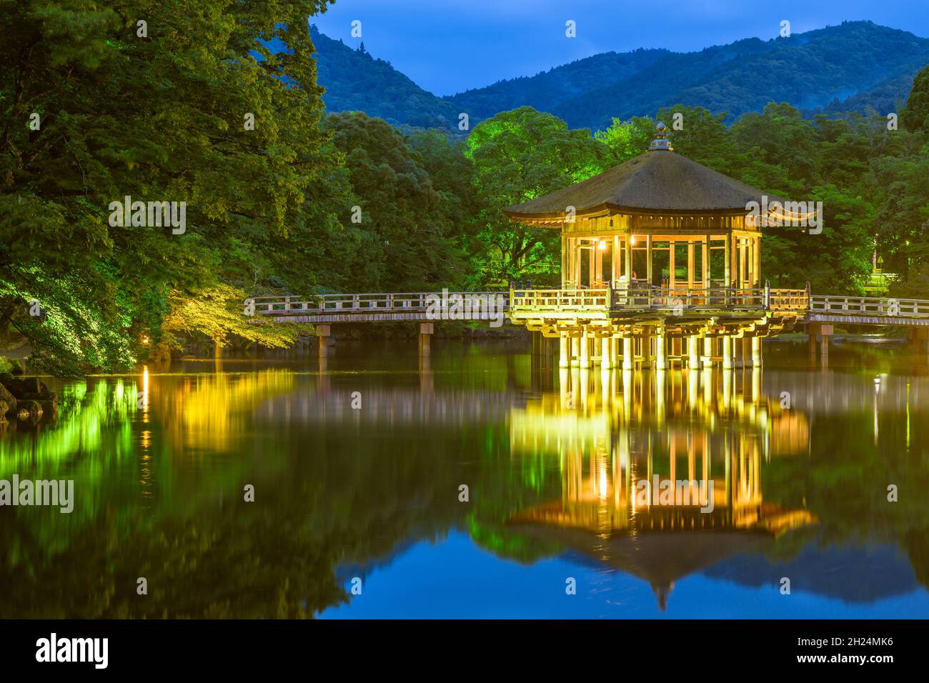 Sera si illumina il Padiglione Ukimido a Nara Park, Giappone. Foto Stock