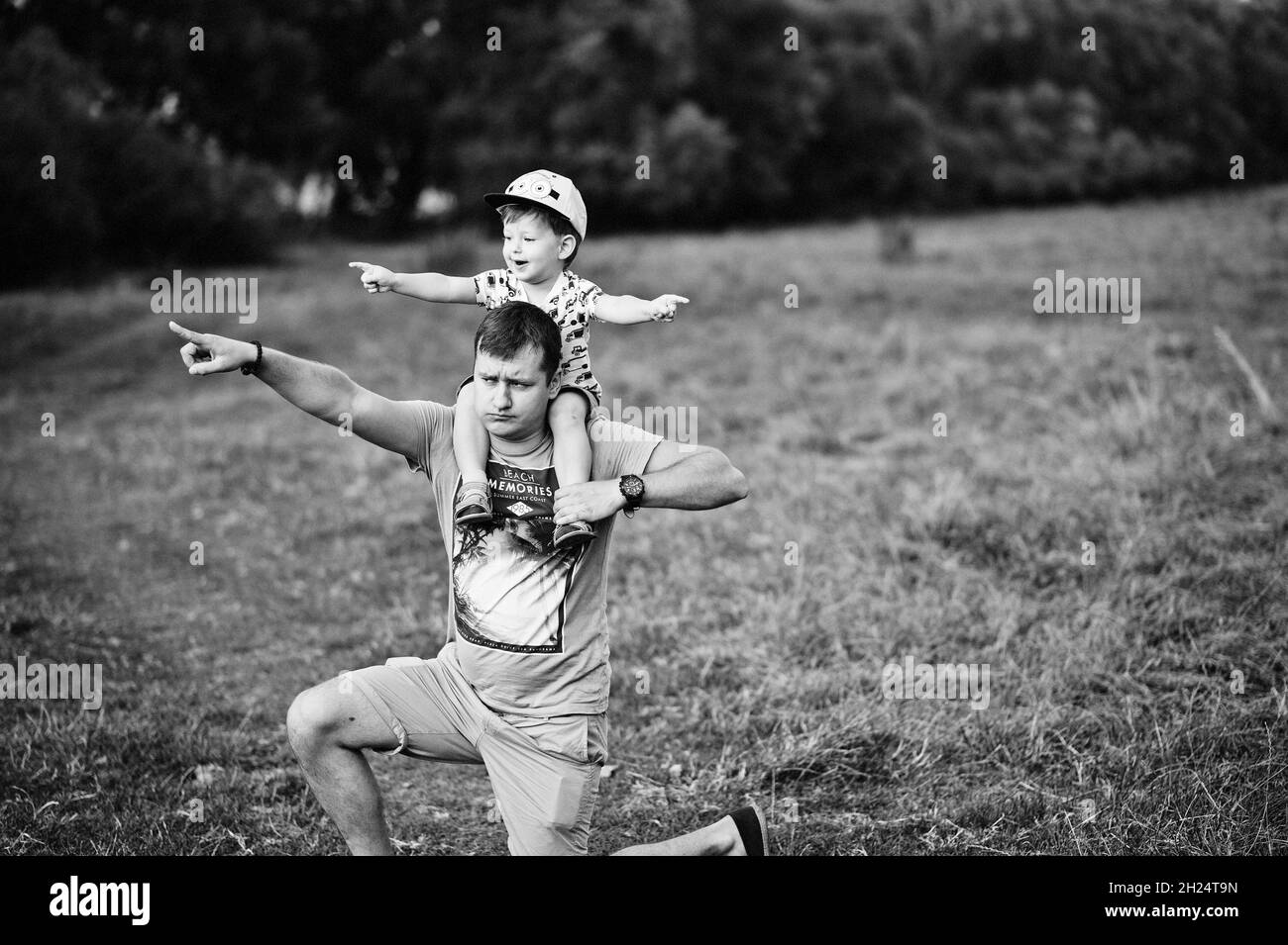 Felice giovane famiglia: padre con figlio sulla natura divertirsi. Foto Stock