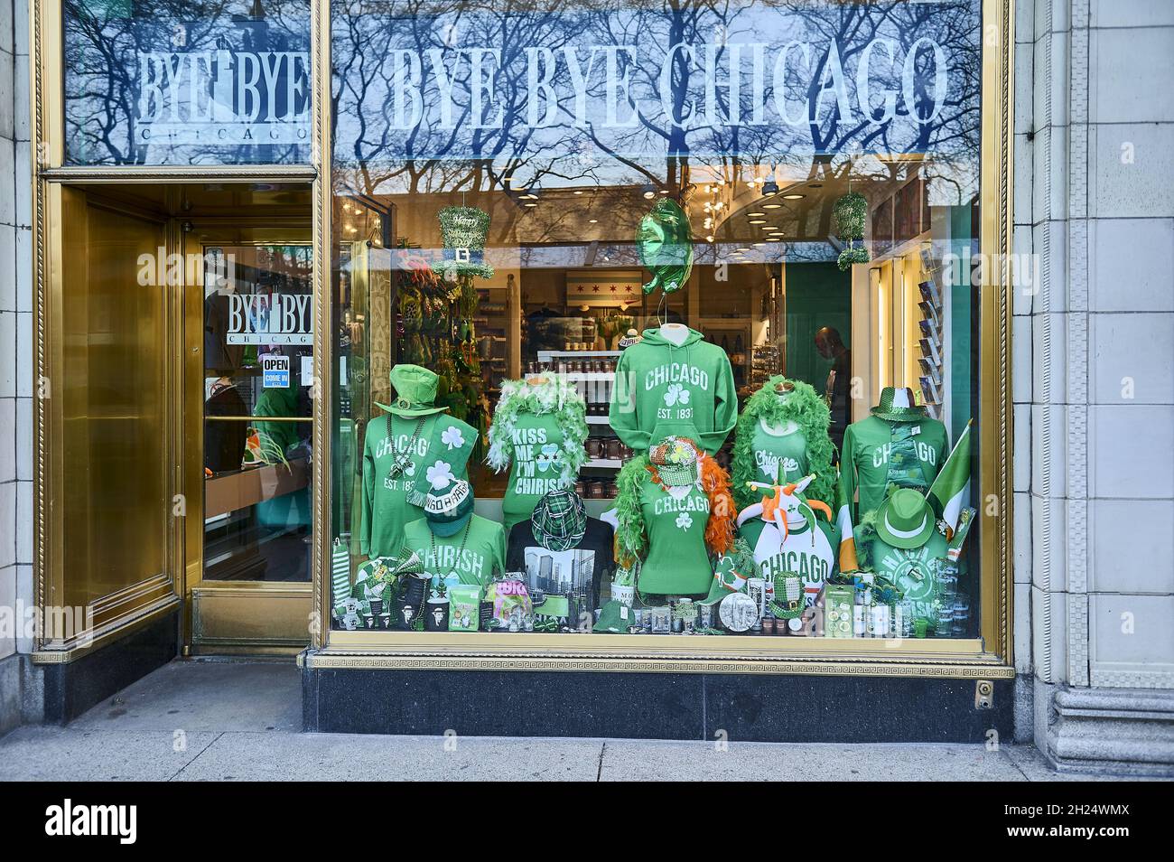 Stati Uniti, Illinois, Chicago: Finestra di un negozio di souvenir sulla S Michigan Ave adornato con i colori verdi dell'Irlanda con lo shamrock per St. Patrick's. Foto Stock