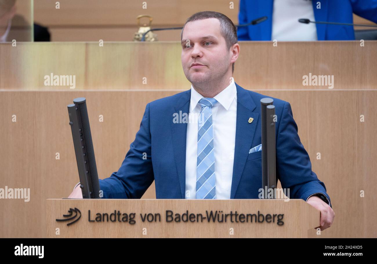 Stoccarda, Germania. 20 Ott 2021. Anton Baron (AFD), membro del parlamento di Stato, partecipa ad una sessione plenaria del parlamento di Stato del Baden-Württemberg. L'AFD fallì con una mozione d'ordine sull'ingresso di tre dei suoi deputati nel consiglio di amministrazione dell'Agenzia di Stato per l'Educazione Civica. Credit: Marijan Murat/dpa/Alamy Live News Foto Stock