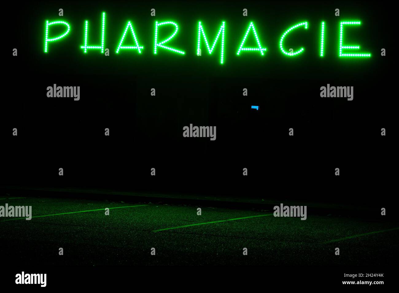 Cartello al neon di una farmacia di notte Foto Stock
