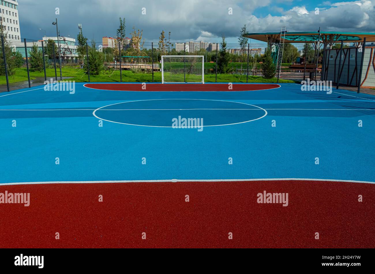 Nuovo campo da calcio con erba sintetica. Partite di calcio vuote. Un nuovo parco cittadino a Kazan. Foto Stock