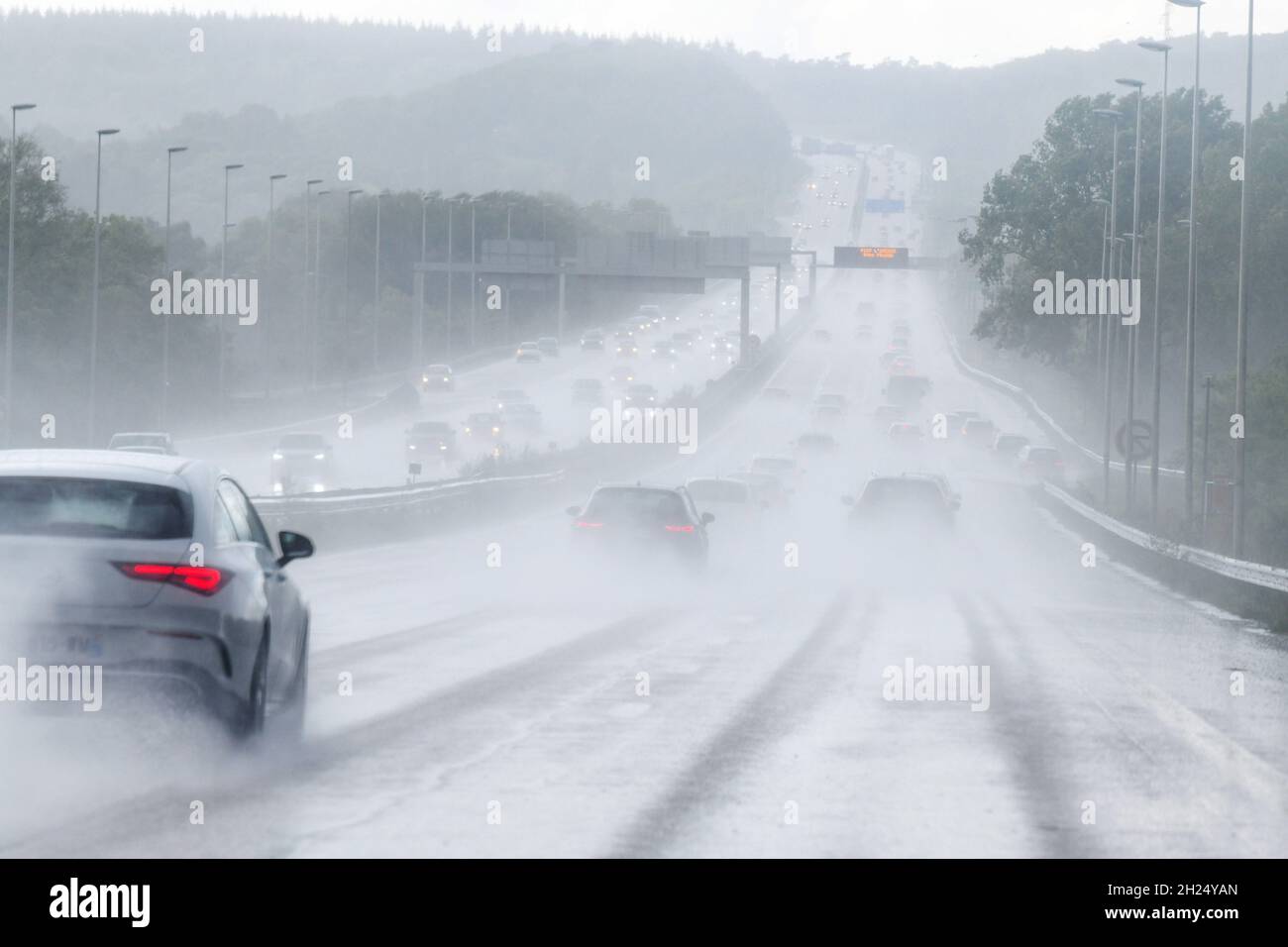 Traffico sull'autostrada A13, tra Rouen e Parigi, in una giornata piovosa Foto Stock