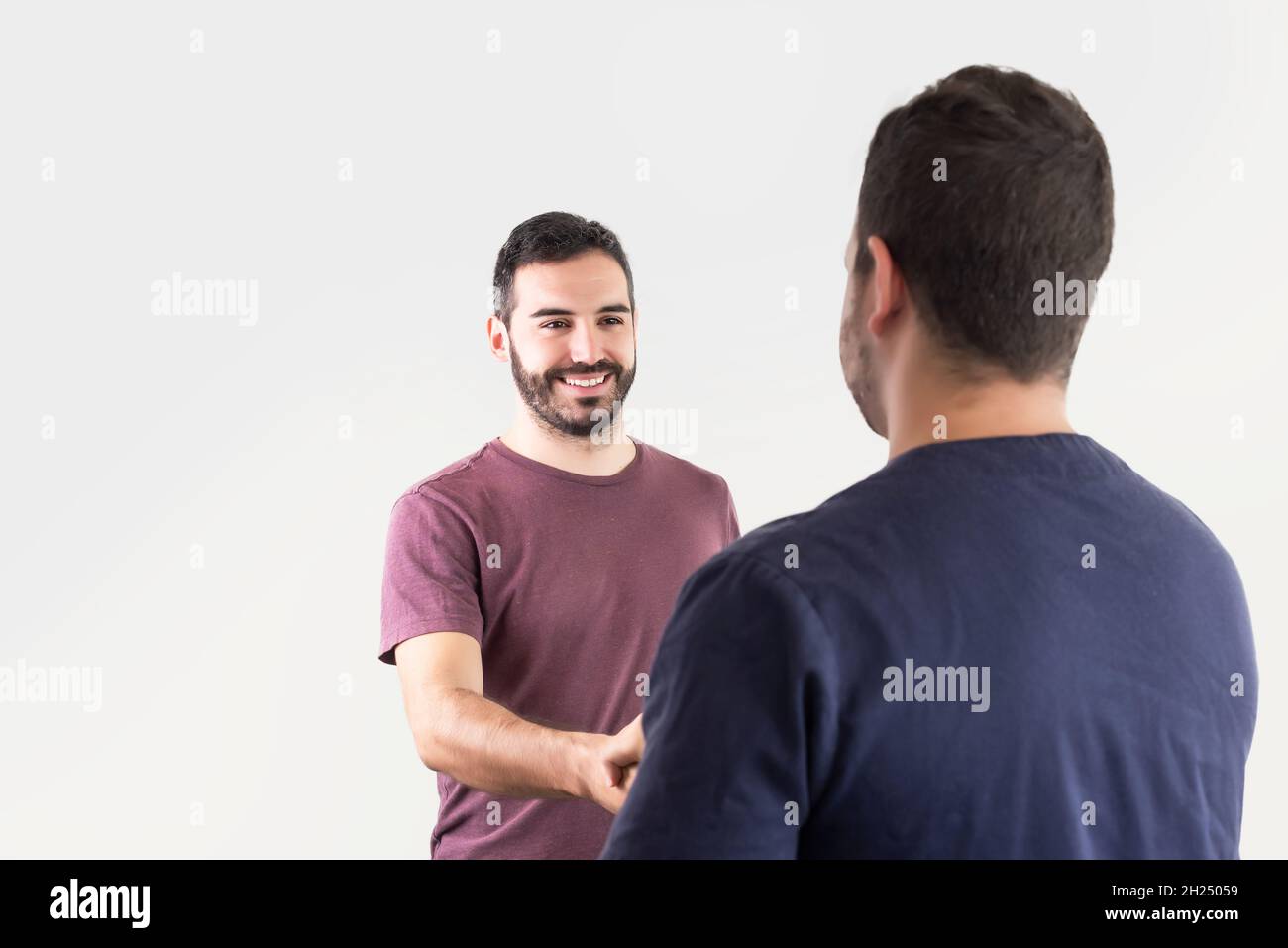 Un paziente grato scuote le mani con il fisioterapista dopo una seduta di riabilitazione Foto Stock