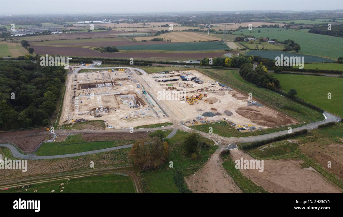 Beverley, Regno Unito. 20 Ott 2021. Il subappaltatore Jones Bros Civil Engineering inizia la prima sezione di lavori di terra per le stazioni di conversione, a sud di Beverley nel East Riding dello Yorkshire. La stazione di conversione riceve una corrente CA tramite i cavi dalle turbine eoliche e la converte in CC. La Dogger Bank A, B e C diventerà collettivamente la più grande fattoria eolica offshore del mondo che alimenta fino a 6 milioni di abitazioni. Credit: Barry Anson/Alamy Live News Foto Stock