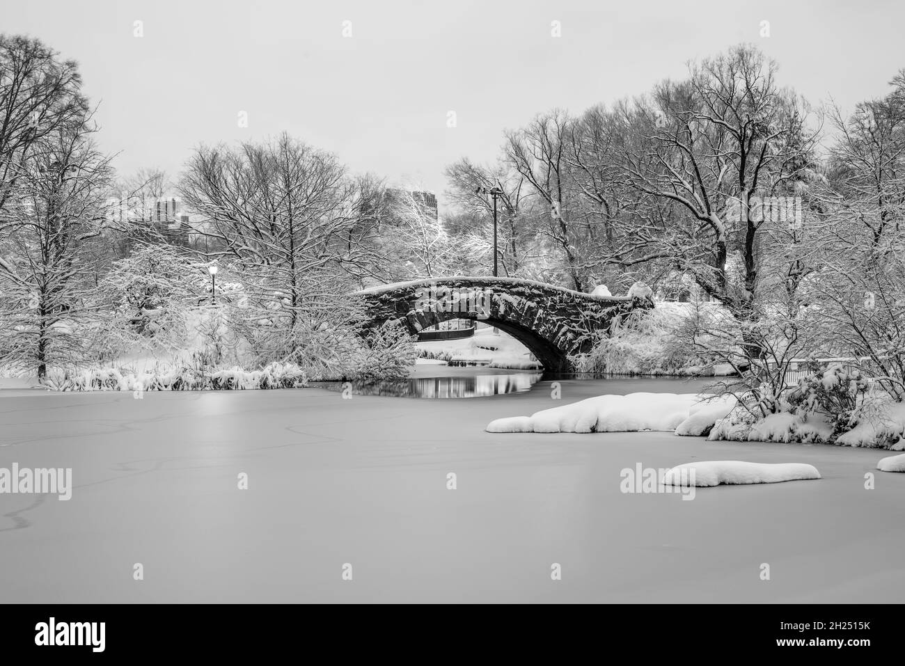 Gapstow Bridge in Central Park dopo la forte tempesta di neve in inverno Foto Stock