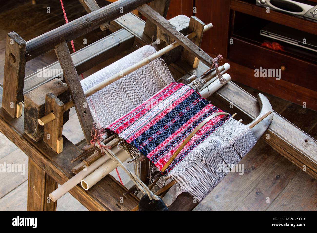 Un telaio di legno per la produzione di tessuti a mano della minoranza etnica di Yao Rosso a Jinkeng, Cina. Foto Stock