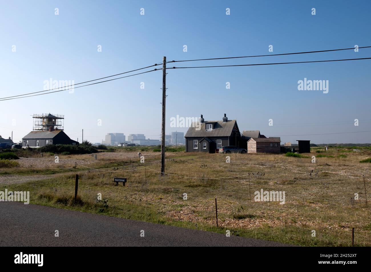 Casa piccola casa cottage casa nel paesaggio desertico vicino Dungeness Power Station linee elettriche East Sussex in Kent Inghilterra UK KATHY DEWITT Foto Stock