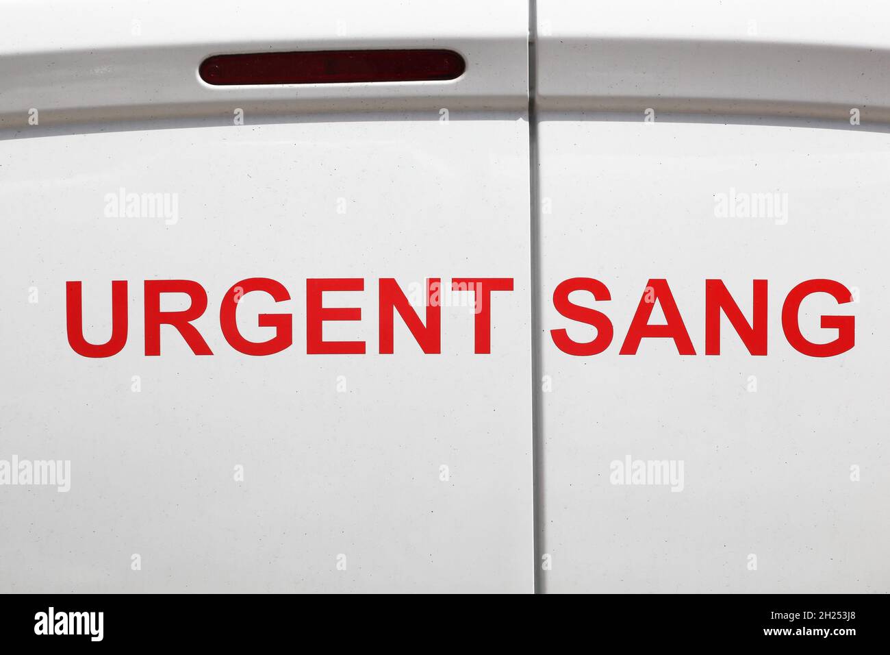Sangue urgente su un'auto in Francia chiamato urgente cantato in lingua francese Foto Stock