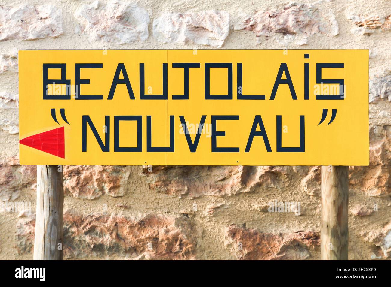 Nuovo segno e direzione del vino Beaujolais in Francia chiamato Beaujolais nouveau in lingua francese Foto Stock