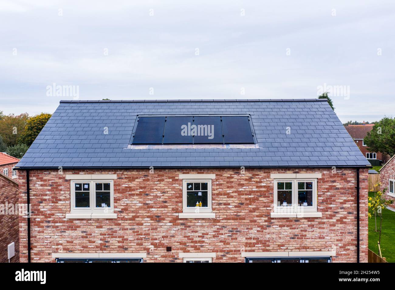 SKIPWITH, REGNO UNITO - 20 OTTOBRE 2021. Una nuova costruzione casa con pannelli solari fotovoltaici incorporati nel tetto che generano energia pulita e rinnovabile per le case Foto Stock