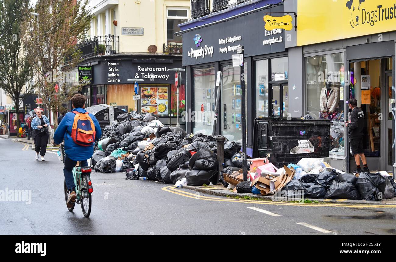 Brighton UK 20 ottobre 2021 - mucchi di rifiuti possono ancora essere visti per le strade di Brighton dopo uno sciopero di due settimane da parte dei binmen . Tuttavia il consiglio cittadino a guida verde ha votato a favore di un accordo ieri sera per porre fine allo sciopero: Credit Simon Dack / Alamy Live News Foto Stock