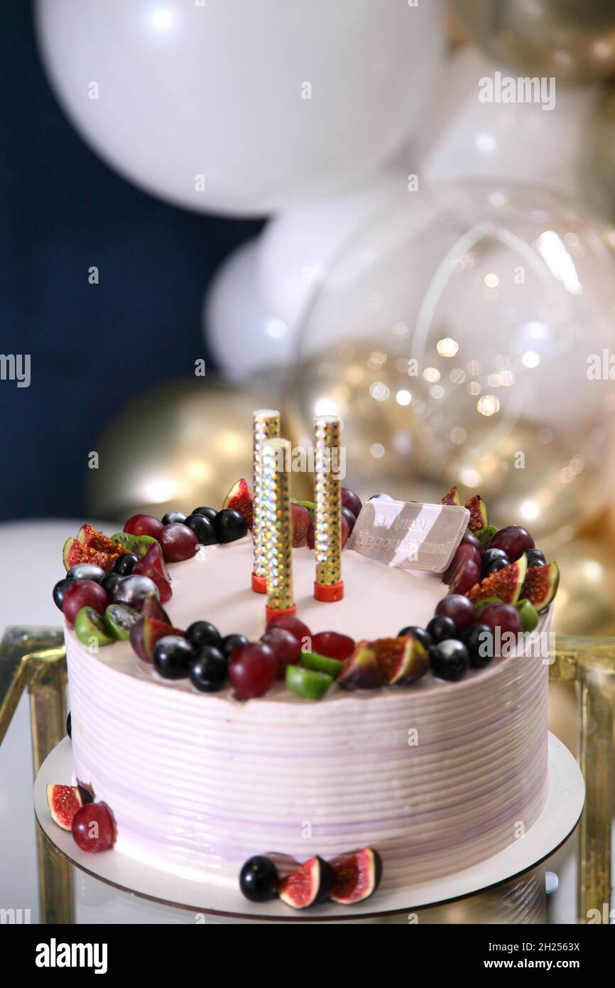 Torta di compleanno con decorazioni. Torta natalizia con frutta e  iscrizione in ucraino Happy Birthday! Foto stock - Alamy