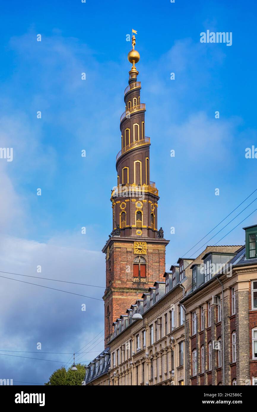 La famosa guglia con la sua scala esterna a chiocciola del campanile di Vor Frelsers Kirke La famosa guglia con la sua scala esterna a chiocciola del campanile di Vor Frelsers Kirke