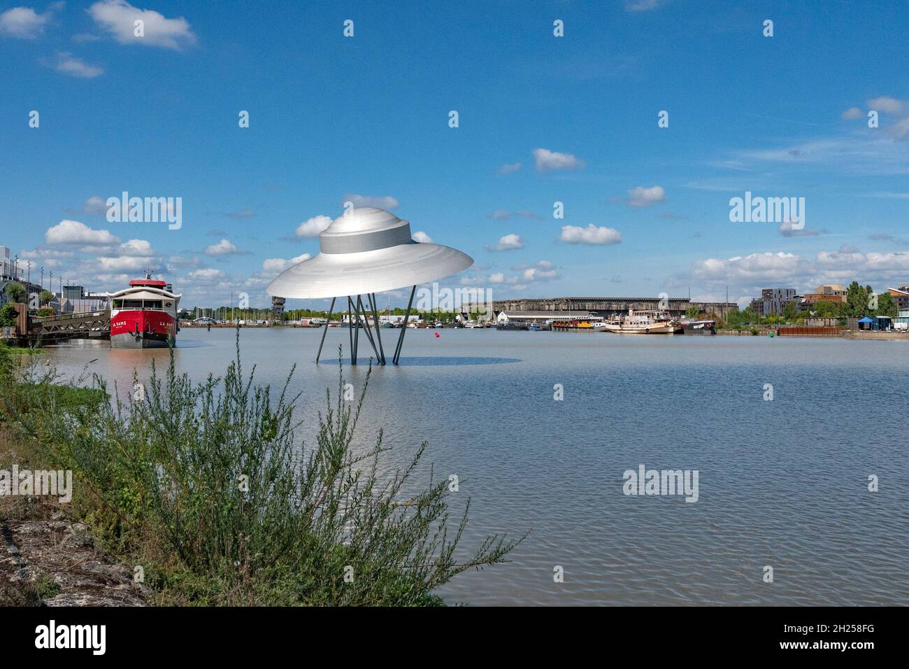 L'artista londinese Suzanne Treister ha creato le astronavi di Bordeaux per i fagotti à flots di Bordeaux, Francia Foto Stock