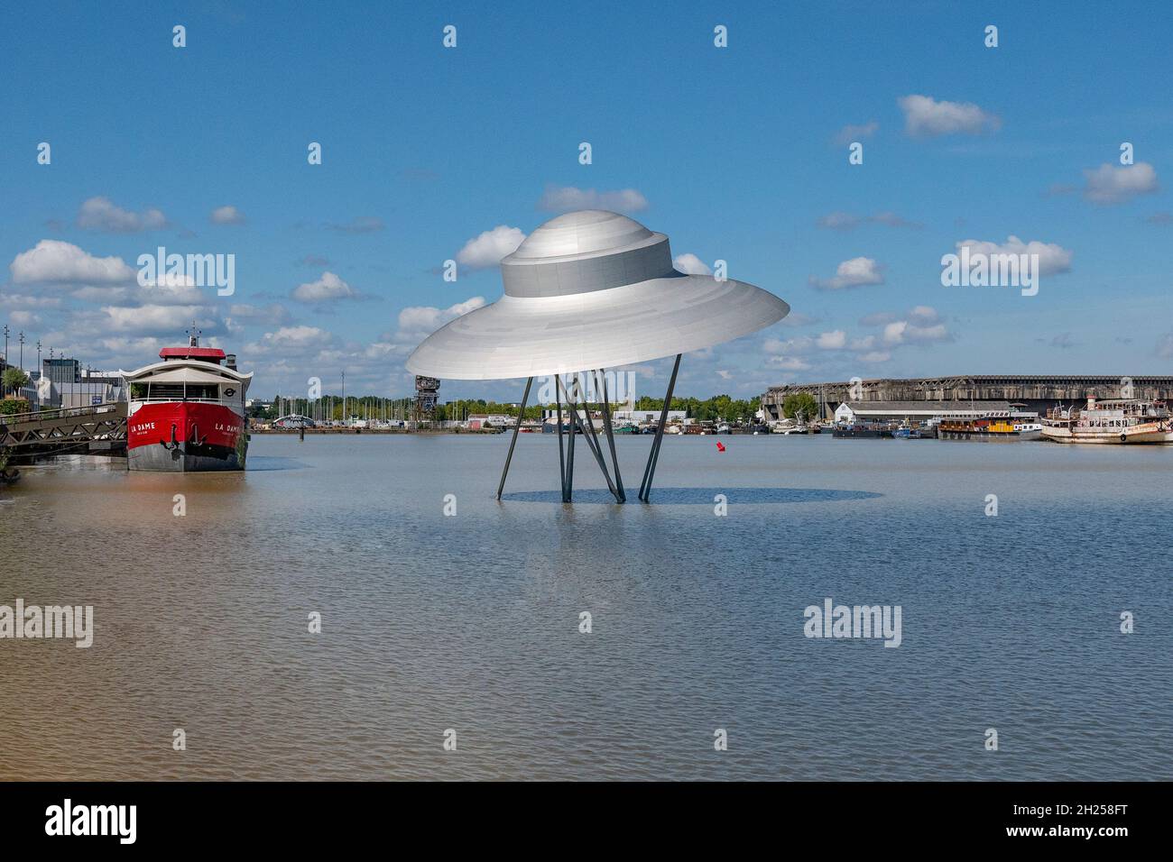 L'artista londinese Suzanne Treister ha creato le astronavi di Bordeaux per i fagotti à flots di Bordeaux, Francia Foto Stock