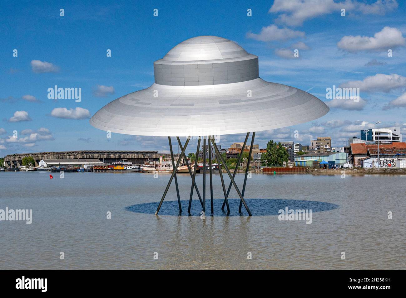 L'artista londinese Suzanne Treister ha creato le astronavi di Bordeaux per i fagotti à flots di Bordeaux, Francia Foto Stock