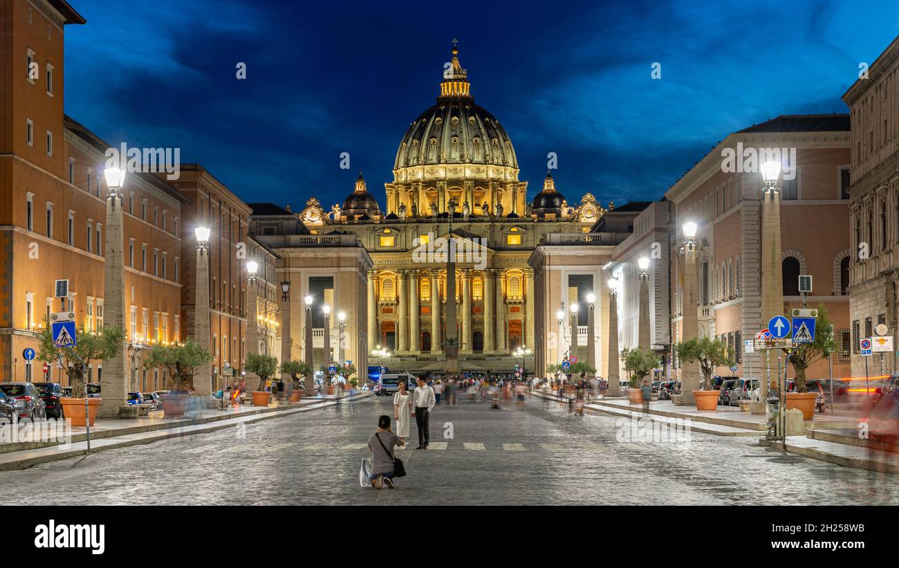 San Pietro, Via della conciliazione, Roma di notte Foto Stock