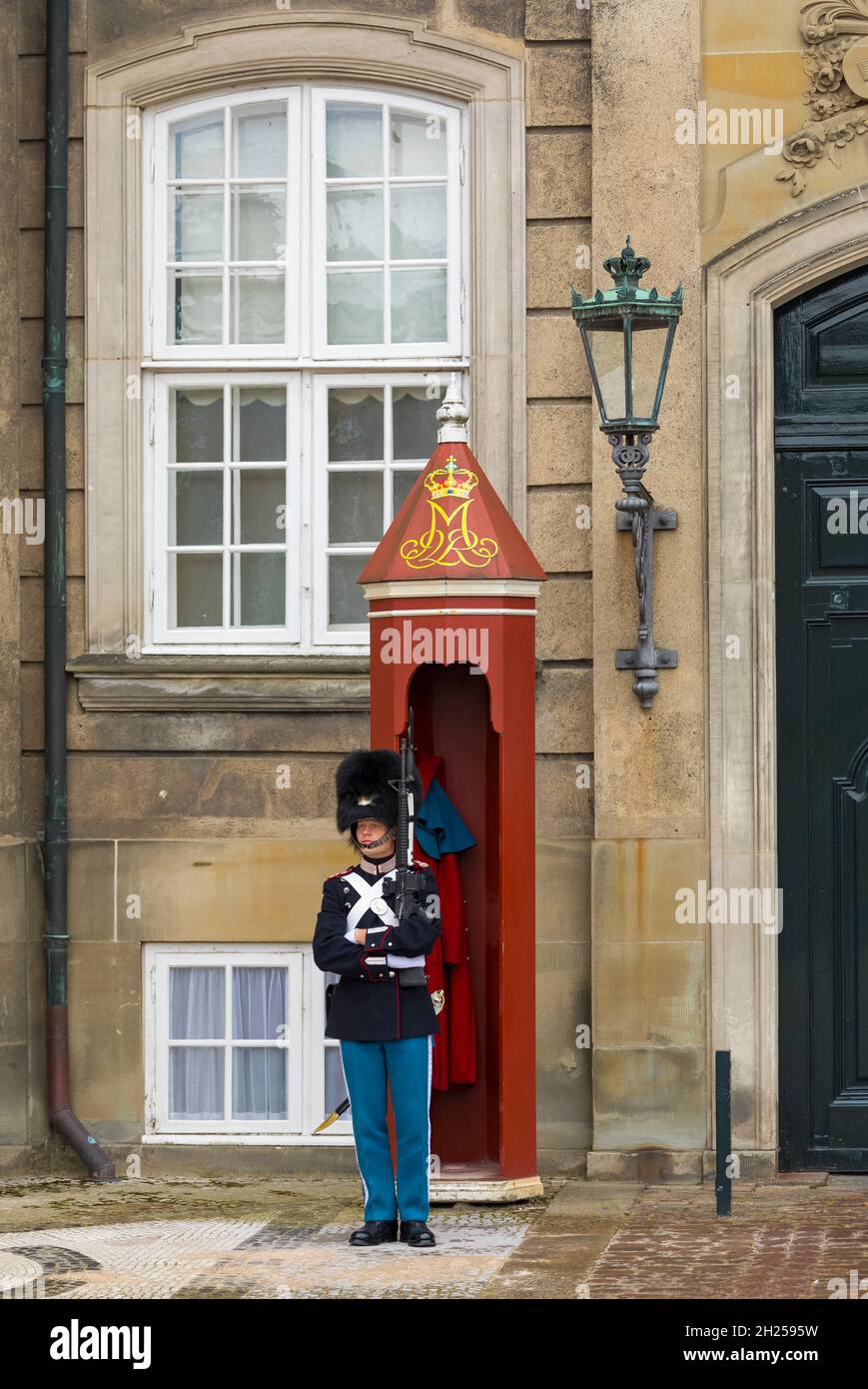 Copenaghen, Danimarca – 21 settembre 2021: Guardia reale in uniforme tradizionale nel palazzo di Amalienborg, residenza della famiglia reale danese. Foto Stock