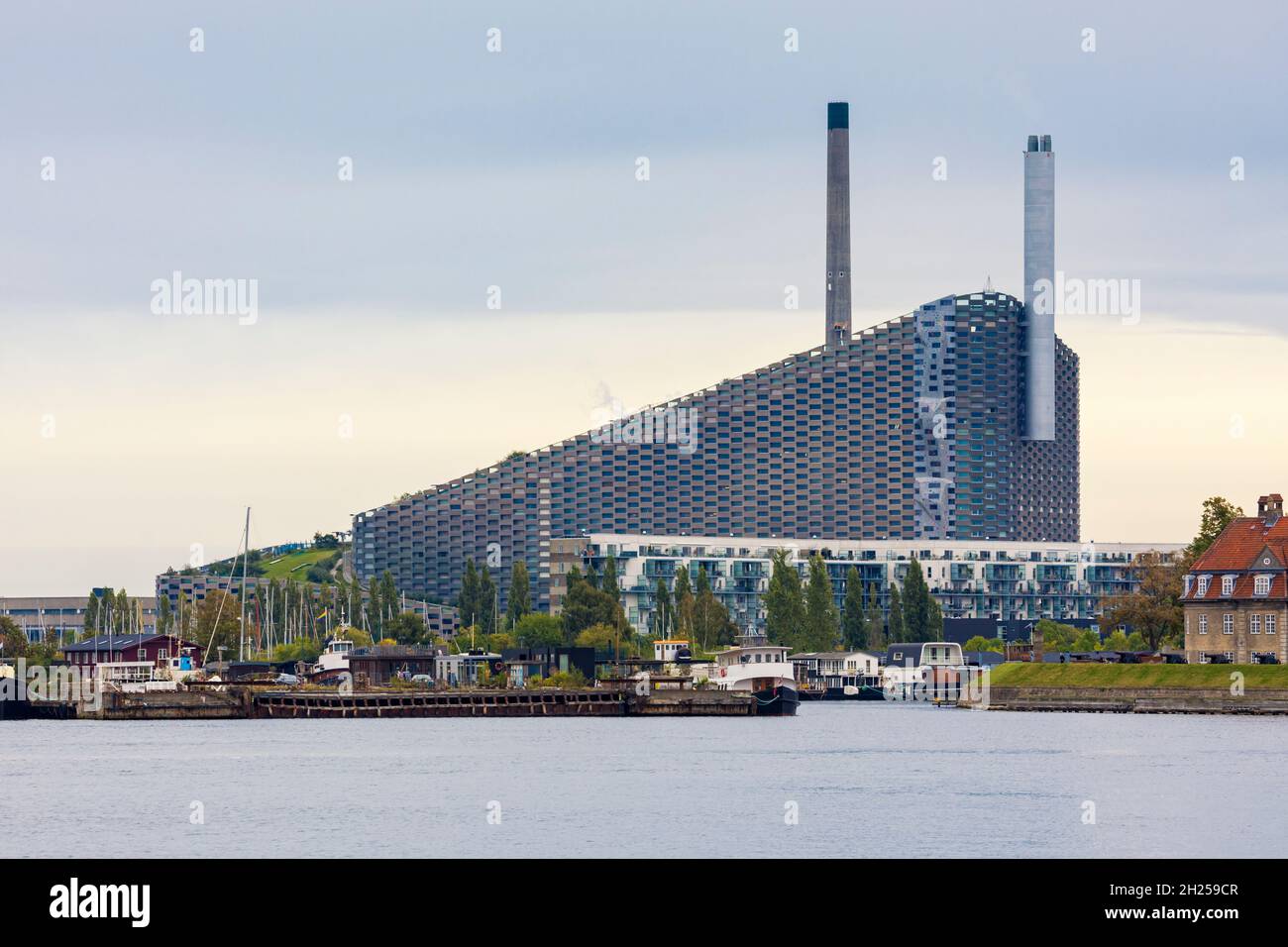 CopenHill, un impianto combinato di produzione di calore ed energia, progettato da Bjarke Ingels Group, con una pista da sci artificiale sul tetto Foto Stock