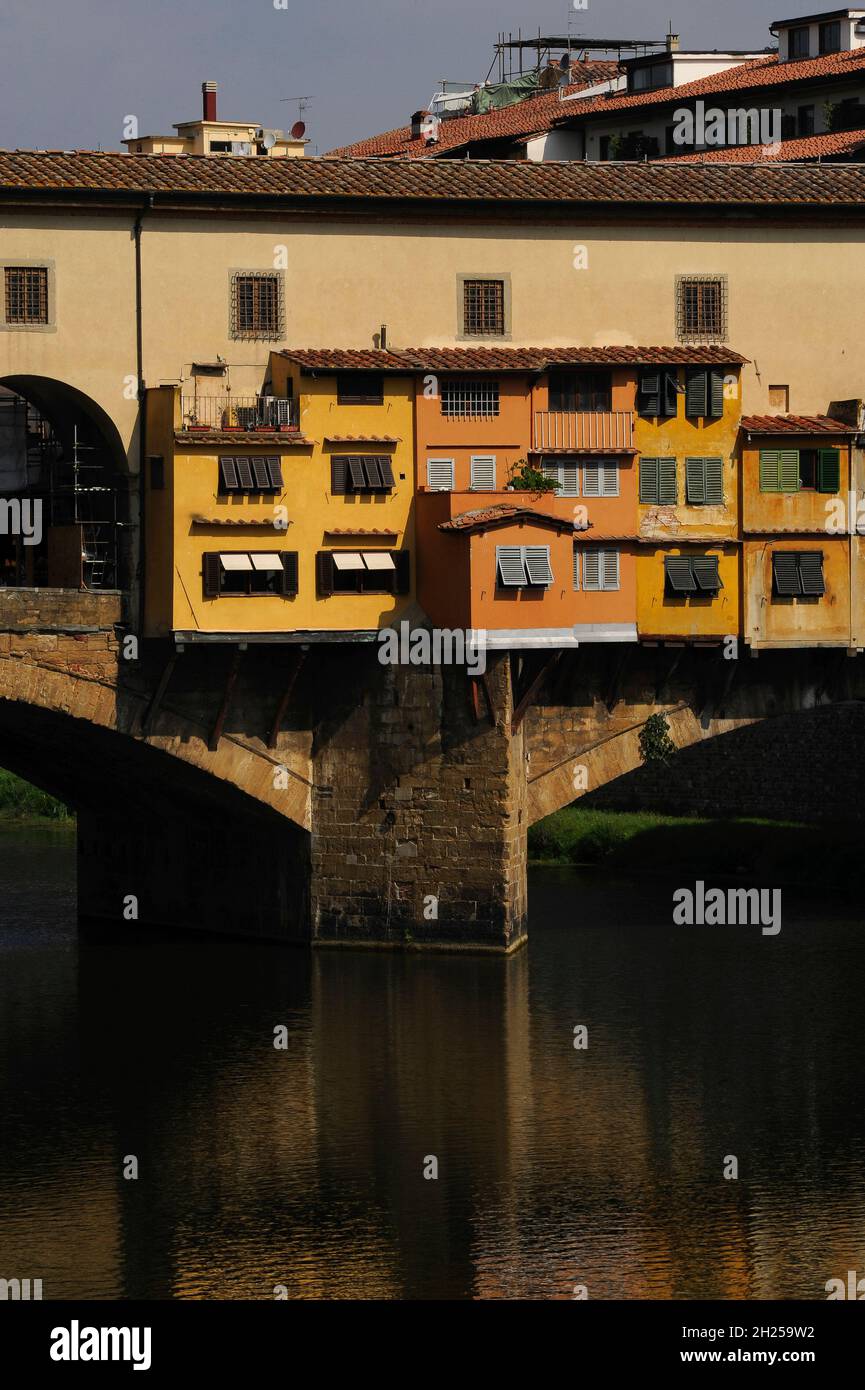 Finestre a ciambelle e balconi su estensioni, sorretti da puntoni in legno, al Ponte Vecchio di Firenze, Toscana, Italia Foto Stock