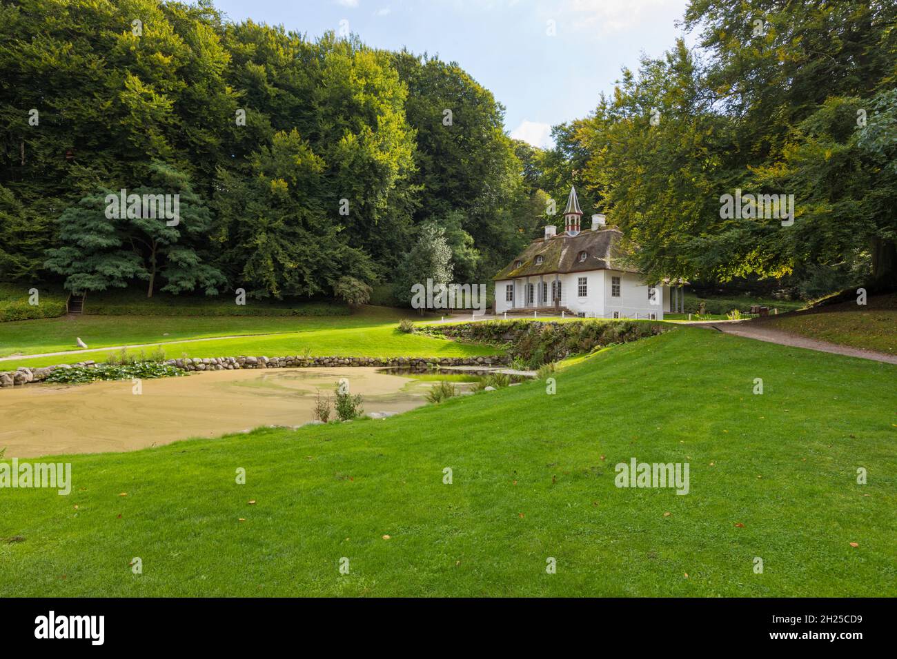 Liselund Gammel slot, antico maniero estivo in un parco paesaggistico inglese del 18 ° secolo Foto Stock