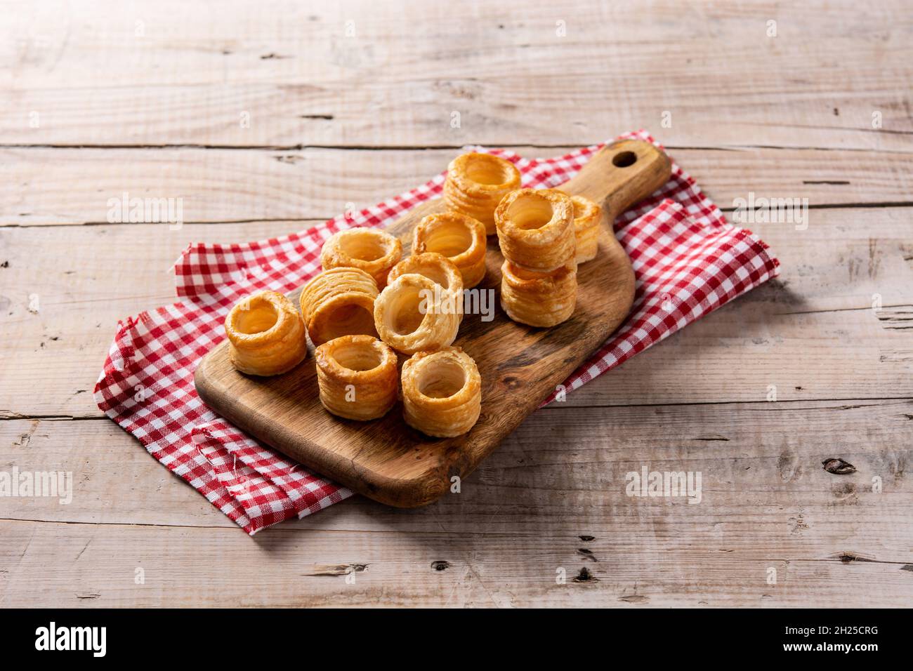 Tradizionale budino inglese dello Yorkshire su tavola di legno Foto Stock