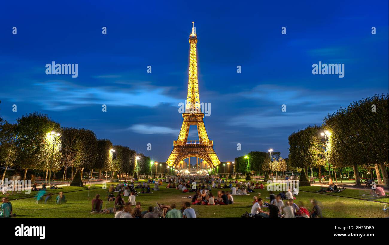 Torre Eiffel illuminata nell'ora blu Foto Stock