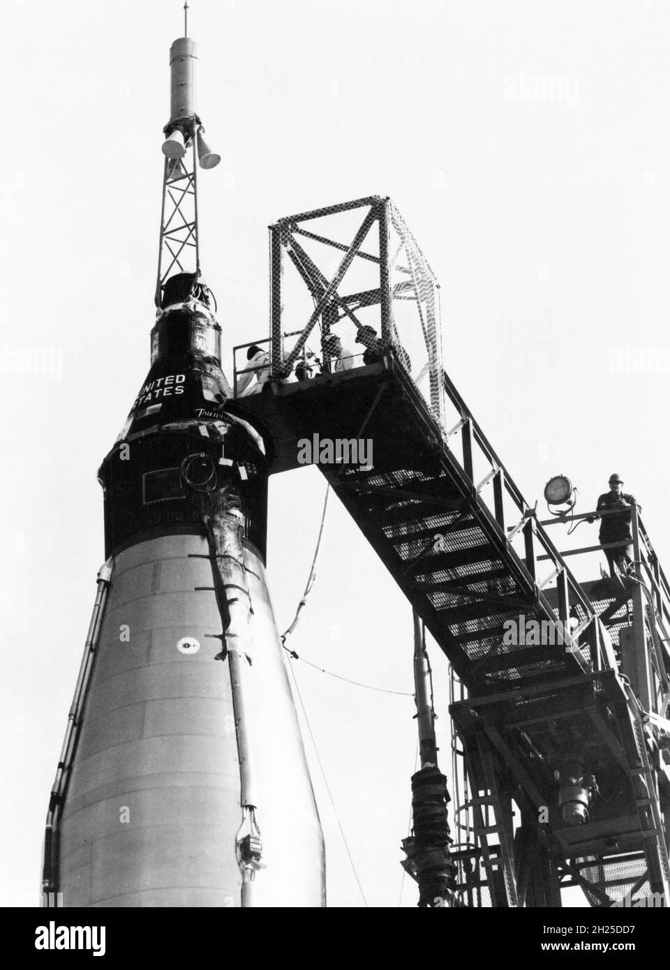 (20 feb. 1962) --- primo piano della capsula Mercury Atlas 6 (ma-6) Friendship 7 sopra il suo razzo di richiamo con passerella ancora attaccata. Foto Stock